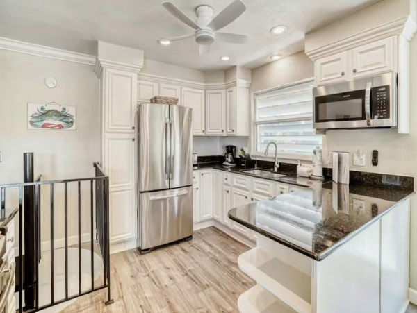 Anna Maria Island Luxurious Tropical Retreat with private Pool & Game Room